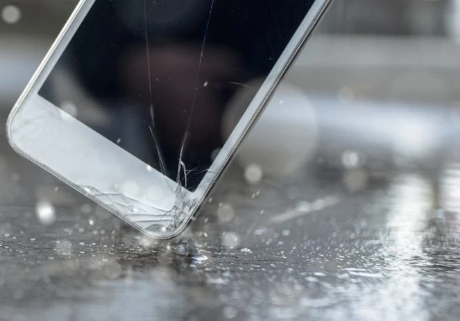 iphone dropping to the floor and smashing