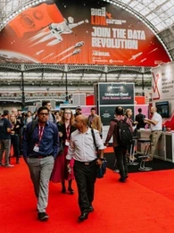 People milling around and networking at Big Data LDN