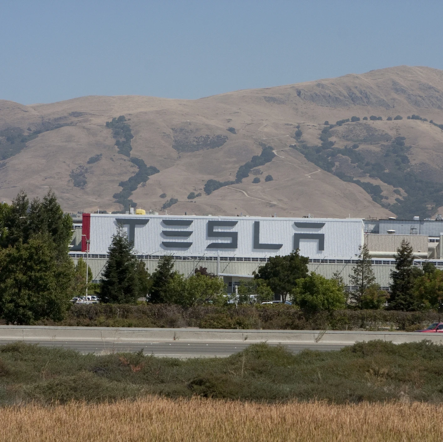 Tesla Megapack large-scale battery energy storage facility powering enterprise data centres in 2026